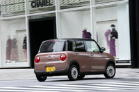 足まわりはかなりソフトな設定。交差点などでは大きめに車体がロールするが、そうした動きもクルマのキャラクターにマッチしている。