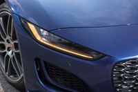 眼光鋭い新たなヘッドランプ。ウインカーは下辺に沿うように点灯する。