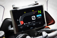 新たに装備された7インチのTFT液晶ディスプレイ。新設計のスイッチとも相まって、各種制御の切り替えが簡単にできるようになった。