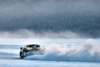 白銀の特設コースを、雪煙を上げて走る「マクラーレン・アルトゥーラ」。