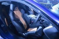 素材の異なる表皮でデザインされた「Mスポーツシート」を採用。ヘッドレスト部分に備わる「M」のロゴはイルミネーション付き。