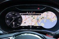 メーターパネル右側のタコメーターと、中央の車両情報表示部にカーナビのマップを映し出すこともできる。