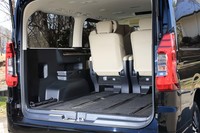 「グランエース」のカタログにはこの状態で90リッターサイズのスーツケース4個を立てて収納した様子が載っている。後席の乗員が4人なので納得のパッケージングだ。