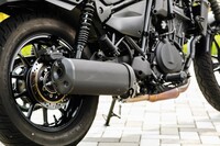 ロー&ロングな車体のデザインに沿う水平基調のマフラー。ここについては視覚的にも音的にもちょっと味気ないので、ついイジりたくなってしまう。