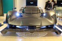 「ASTON MARTIN 110th New Year Media Reception」において展示された、ハイパーカー「ヴァルキリーAMR Pro」。