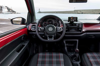 「up! GTI」にはサウンドアクチュエーターが装備されており、⾞外騒⾳は抑えながら、車内ではスポーツモデルならではの刺激的なサウンドを楽しむことができる。