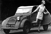 「シトロエン2CV」のプロトタイプ。戦争によってフランスがドイツに占領されると、こうした車両の多くは廃棄され、開発の情報は隠蔽(いんぺい)された。