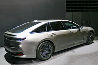 4モデルからなる新しい「クラウン」シリーズのなかで、唯一セダンという伝統的なボディー形状を受け継ぐ「クラウン セダン」。ただし、そのデザインはルーフラインがそのままリアエンドまでつながるファストバックスタイルとなっている。