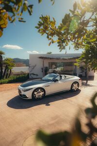 発表の3カ月後には東京でアジア初公開された「メルセデス・マイバッハSLモノグラムシリーズ」。「ジャパンモビリティショー2025」にも出展されているので、興味のある人は足を運んではいかがだろう。