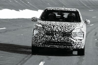 テストコースを走行するPHEVモデルの試作車。おおざっぱに車両の成り立ちを説明すると、「日産が開発を主導した『CMF-C』プラットフォームに、三菱のPHEVシステムを搭載したもの」となる。