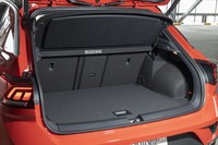 5人乗車時の荷室容量は445リッター。この状態でも機内持ち込み可能なスーツケースが5個、またはゴルフバッグを横向きに2個搭載できる。