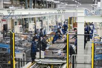 引き続きバッテリー工場を見学。気を使ったのはとにかく安全だそうで、たとえば導電バーの組み付けに関しては、そもそも組み間違いが起きないように部品や治具の構造を工夫。また建屋にはサーモセンサーが備わっており、60℃以上の熱を感知すると警報を発し、消火作業や退避を促す仕組みとなっている。