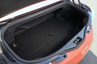 ゴルフバッグを1つ収納できるトランクルーム。30リッターのスーツケースであれば2つおさめられる。