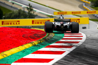 前戦フランスGPで快勝しポイントリーダーの座に返り咲いたハミルトン(写真)。3連戦でハットトリックを決め、ライバルに差をつけてタイトル争いを優位に進めたいところだったが、そのシナリオ通りに運んだのはレース序盤まで。トップ走行中、バルテリ・ボッタスのリタイアで入ったバーチャルセーフティーカーのタイミングでピットインできず順位を落とし、さらに終盤、燃料のプレッシャー異常に見舞われリタイアを喫することに。最多連続ポイント獲得記録は「33」でストップ、さらにベッテルにチャンピオンシップ首位を奪われてしまった。(Photo=Mercedes)