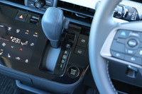 シフトセレクターはオーソドックスなレバー式。センターコンソールパネルにはエンジンのスタート/ストップボタンや、ハザードスイッチ、エアコンのコントロールパネル、ドライブモードセレクターなどが整然と並ぶ。