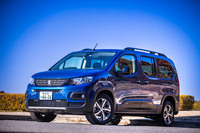 2023年1月に国内導入が発表された「プジョー・リフター」のロングボディーバージョン「リフター ロング」。上級グレード「GT」をベースに、全長とホイールベースを延ばしたSUVテイストのMPVで、拡大されたキャビンに3列目シートが備わっている。