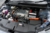 4WD車にはFWD車のフロントモーターをそのまま採用。フロントモーターの最高出力が、109PS(80kW)から227PS(167kW)へと大幅に向上している。