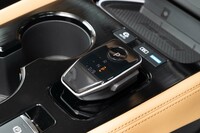 シフトセレクターは現行の「ノート」などと同じ最新タイプ。マウスのように握り込んで操作する。