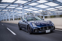 サスペンションはフロントがダブルウイッシュボーン式、リアがマルチリンク式。いずれもエアスプリングと電制ダンパーが組み合わされる。トランスアクスルレイアウトではないが、52:48の前後重量配分を実現している。