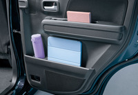 「ワゴンR」はリアドアに傘立てが備わっている(水筒の前)。雨水を車外に排出するドレン付きだ。