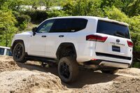 「ランドクルーザー“300”GRスポーツ」のホイールアーティキュレーションは、「SDM」を備えた“250”より実に2割も大きく、前後リジッドアクスルだった「80系」をも超える数値を実現している。