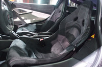 カーボンシェルの軽量なバケットシートを装備。表皮の背もたれ部分にレーザー加工のグラフィックが入れられている。