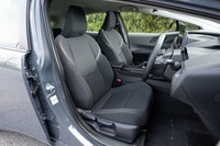 試乗車に装着されていた「上級内装仕様」のシートはスポーティーな形状で肩口に白のアクセントがあしらわれる。ヒーターも付いている。