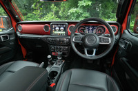 インテリアは従来モデルよりデザインがモダンになり、品質も大幅に向上。メーターパネルにはフルカラーのインフォメーションディスプレイが備わる。