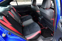 フロントシートと同様に、リアシートにも赤いアクセントと赤いステッチが施されている。シートベルトも赤が標準。