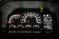 昭和感が漂うメーター。アナログもアナログ、デザインはもはや本格的なアナログといってもいいが、4.2インチTFTカラーマルチインフォメーションディスプレイも組み込まれている。ディーゼルなので4500rpmからレッドゾーンが始まる。