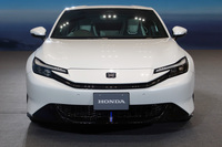 渕野「フロントまわりはいかがです? 『トヨタ・プリウス』に似ていると言われますが」
清水「気にならないですね」
ほった「いちいちそういう指摘をする人って、丸いシールドビームが義務づけられていた時代や、リトラの全盛期は、どうしていたんですかね? 世の中全部のクルマに難癖つけてたのかな」