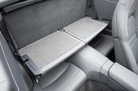 大人が座るには窮屈なリアシートだが、荷物置き場としての使い勝手を高める棚板が備わっている。