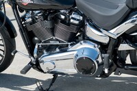 きらびやかなクロームメッキがまぶしいプライマリーカバー。フットレバーはかなり前寄りの、フォワードコントロールのポジションとなっている。