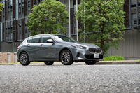 今回の試乗車は「BMW 120オリジナル」。現行型からガソリン車のモデルネームの「i」がなくなっているが、120はこれまでどおり「イチニーマル」と呼称する。