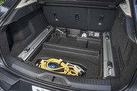 荷室のフロア下には、充電用のマルチファンクションケーブルを装備。出先のさまざまな充電スポットで電力が補給できる。