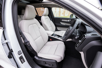 「インスクリプション」に装備される本革シート。運転席、助手席ともに8wayの電動調整機構が備わる。