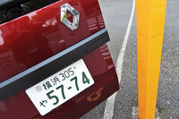 新型では、テールゲートにラッチがついた。……まぁ一枚のドアが小さな観音開き式ゆえ、後ろにさほどスペースがなくてもガバっと開けられるんですけどね。