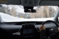 ドライの舗装路面では、サマータイヤを履いているかのように、何の違和感もなく走ることができた。「アイスナビ8」は静粛性の高さもセリングポイントのひとつで、ピッチ配列の最適化により、従来モデル比でパターンノイズが31%、ロードノイズが16%低減しているという。