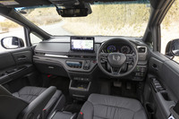 ダッシュボードのつくりはほとんど変わらないが、シフトセレクターがレバー式からプッシュボタン式に変わった。ブラックを基調にシルバーメッキが控えめにあしらわれている。