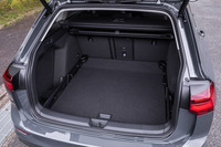 後席を使用した際の荷室容量は611リッター。これは先代「ゴルフヴァリアント」よりも6リッター増加した数値になる。荷室床面は2段階に高さ調整が可能で、写真は床面を下げた様子。