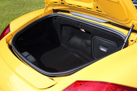 前後に荷室が備わるボクスター。フロントは約150リッター、リア側は幌の開閉にかかわらず約130リッターを確保。これなら荷物が多い女性でも安心して使える。