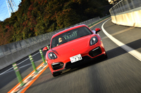 「ケイマンGTS」のMT車が0-100km/h加速に要する時間は、4.9秒。ベースモデル「ケイマンS」のMT車に比べ、0.1秒速くなる。