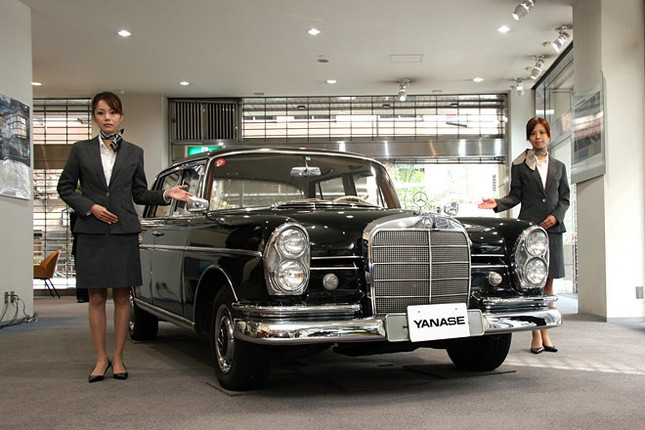 ヤナセレディによってお披露目された、吉田茂元首相が愛用した「1963年式メルセデス・ベンツ300SEラング」。ヘッドライトは当時の法規に合わせて、北米向けと同じシールドビーム4灯だった。コンディションは非常によく、歴代オーナーが大切に扱ってきたことがわかる。
