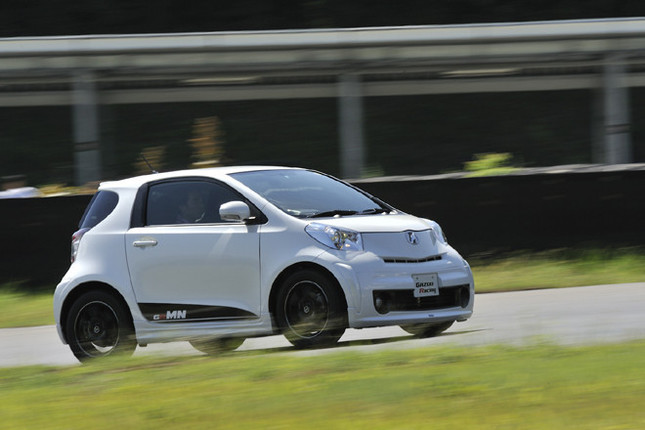 【スペック】iQ GAZOO Racing tuned by MN:全長×全幅×全高=2985×1680×1470mm/ホイールベース=2000mm/車重=950kg/駆動方式=FF/1.3リッター直4DOHC16バルブ(98ps/6000rpm、12.5kgm/4400rpm)/価格=197万2000円(テスト車=227万円/GAZOO Racing スタイルパッケージ=29万8000円(フロントバンパースポイラー+サイドマッドガード+リヤバンパースポイラー & センターマフラー+フロントフォグランプ+オリジナルデカール+スポーツシートカバー))