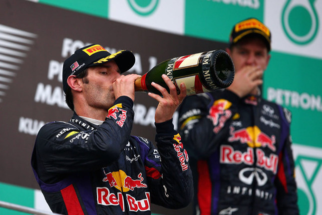 2戦連続となるポールポジションから今季初優勝を飾ったチャンピオン、セバスチャン・ベッテル(右)と、2位マーク・ウェバー(左)。レッドブル1−2フィニッシュは、ベッテルがチームからの指示を無視してウェバーを抜き優勝してしまうことで、後味の悪い結末に。(Photo=Red Bull Racing)