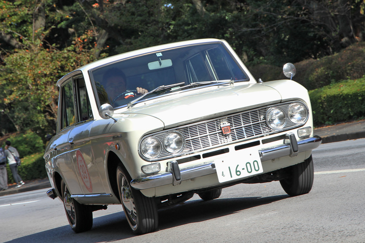 1965年「ダットサン・ブルーバード1600SSS」。型式名410こと2代目ブルーバードに追加設定された、高性能グレードの名称であるSSS(スーパースポーツセダン)を冠した最初のモデル。