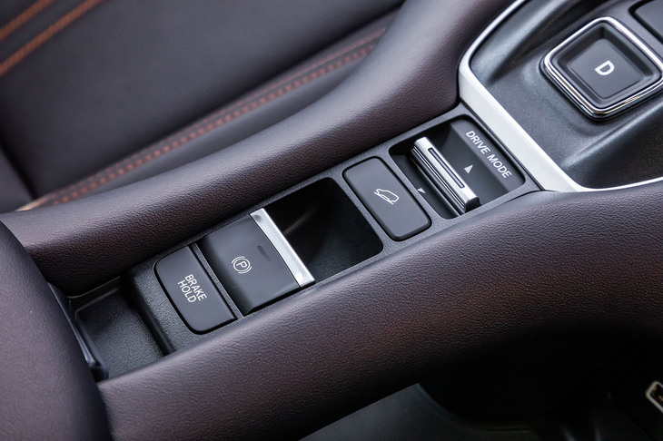 ホンダZR-V e:HEV Z(ドライブモードセレクターとサイドブレーキスイッチ)