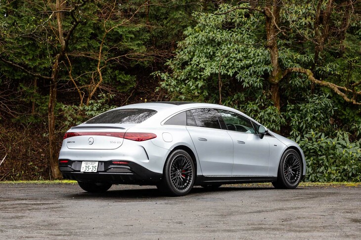【メルセデスAMG EQS53 4MATIC+のスペック】
	ボディーサイズ:全長×全幅×全高=5225×1925×1520mm/ホイールベース:3210mm/車重:2670kg/駆動方式:4WD/フロントモーター:交流同期電動機/リアモーター:交流同期電動機/フロントモーター最高出力:237PS(174kW)/4858-6937rpm/フロントモーター最大トルク:346N・m(35.3kgf・m)/0-4858rpm/リアモーター最高出力:422PS(310kW)/4918-6886rpm/リアモーター最大トルク:609N・m(62.1kgf・m)/0-4822rpm/システム最高出力:658PS(484kW)/システム最大トルク:950N・m(96.9kgf・m)/タイヤ:(前)275/40R21 107W XL/(後)275/40R21 107W XL(ミシュラン・パイロットスポーツEV)/一充電走行距離:601km(WLTCモード)/交流電力量消費率:221kWh/km(WLTCモード)/価格:2372万円
	
	【取材時の電費データ】
	テスト距離:253.6km(市街地1:高速道路7:山岳路2)/消費電力量:--kWh/参考電力消費率:3.6km/kWh(車載電費計計測値)