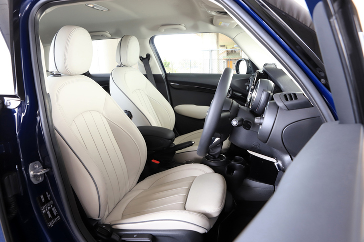 サテライトグレーのレザーシートなど、テスト車には内外装をより上質なものに仕上げる「MINI Yours」のオプションが採用されていた。