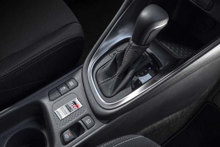 「GRヤリスRS」のトランスミッションは発進用ギア付きのCVT。10段のマニュアル変速が可能で、ステアリングホイールにはシフトパドルも備わる。
